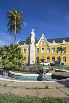 Dutch Colonial Architecture Collection: Curacao, Willemstad, Pietermaai, Dutch colonial building on Julianaplein