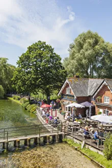 England, Hampshire, Stockbridge, The Mayfly Riverside Pub and River Test England, Hampshire, Stockbridge, The Mayfly Riverside Pub and River Test