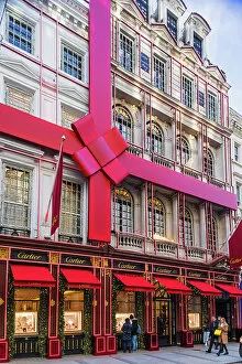 Travel Pix Collection: England, London, New Bond Street, Cartier Store with Christmas Decorations