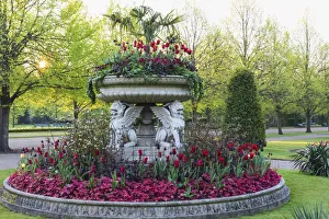 England, London, Regent's Park, Avenue Gardens, The Griffin Tazza (Lion Vase England, London, Regent's Park, Avenue Gardens, The Griffin Tazza (Lion Vase