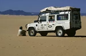 Images Dated 9th February 2009: Expedition vehicle in the Tenere region of the central Sahara