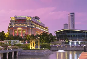 Fullerton Hotel at sunset, Marina Bay, Singapore Fullerton Hotel at sunset, Marina Bay, Singapore