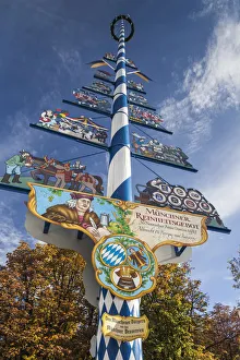 Germany, Bavaria, Munich, Viktualienmarkt, food market, Bavarian maypole Germany, Bavaria, Munich, Viktualienmarkt, food market, Bavarian maypole