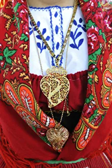 Gold necklace and traditional costume (Lavradeira) of Minho Gold necklace and traditional costume (Lavradeira) of Minho