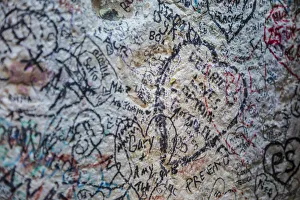 Graffiti and messages of love at the entrance of Casa Giullieta, Verona, Veneto, Italy Graffiti and messages of love at the entrance of Casa Giullieta, Verona, Veneto, Italy