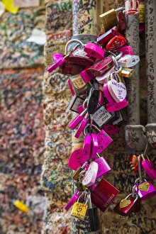 Graffiti and padlocks of love at the entrance of Casa Giullieta, Verona, Veneto, Italy Graffiti and padlocks of love at the entrance of Casa Giullieta, Verona, Veneto, Italy