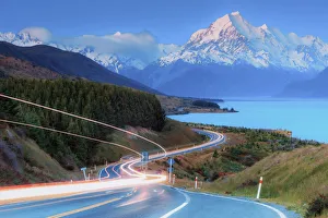 Highway running aong Pukaki lake and leading to Mount Cook (Aoraki), Canterbury Highway running aong Pukaki lake and leading to Mount Cook (Aoraki), Canterbury