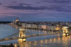 Images Dated 31st January 2011: Hungary, Budapest, Parliament Buildings, Chain Bridge and River Danube
