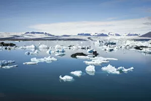 Sudurland Region Gallery: Icebergs floating at Jokulsarlon glacier lagoon, Vatnajokull National Park, South Iceland