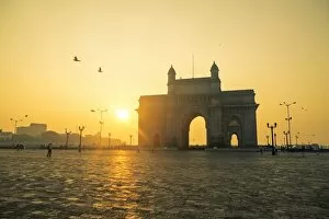Images Dated 24th October 2014: India, Maharashtra, Mumbai, Gateway of India, the Gateway of India at dawn