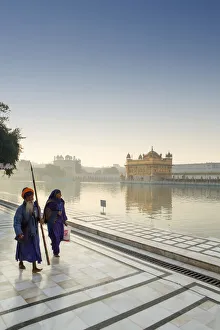 India, Punjab, Amritsar, sikh pilgrims, one carrying a barcha spear at the Golden India, Punjab, Amritsar, sikh pilgrims, one carrying a barcha spear at the Golden