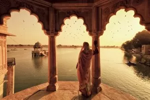 Images Dated 31st December 2011: India, Rajasthan, Jaisalmer, Gadi Sagar Lake, Indian Woman wearing traditional Saree
