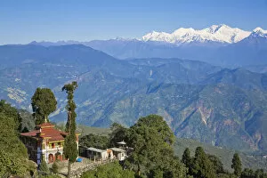Images Dated 13th January 2009: India, West Bengal, Darjeeling, Bhutia Busty Gompa & Kanchenjunga
