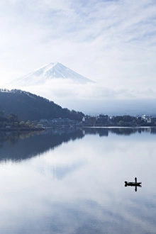 Lake Ashinoko with Mount Fuji behind, Fuji-Hakone-Izu National Park, Hakone, Shizuoka Lake Ashinoko with Mount Fuji behind, Fuji-Hakone-Izu National Park, Hakone, Shizuoka