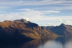 Images Dated 5th January 2011: Lake Wakatipu & Dramatic Mountainous Landscape, Queenstown, Central Otago, South Island