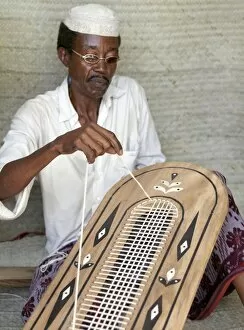 Images Dated 19th November 2005: A Lamu man strings the back of a traditional Lamu-style