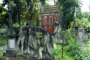 Images Dated 6th August 2006: Lychakiv Cemetery Graveyard Decorated with Statues