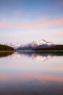 Images Dated 27th September 2017: Maligne lake at sunset, Jasper National Park, Alberta, Canada
