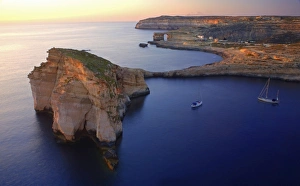 Malta, Gozo, Dwejra; Fungus Rock Named so, because of the plant growing on it Malta, Gozo, Dwejra; Fungus Rock Named so, because of the plant growing on it