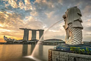Marina Bay Sands Gallery: The Merlion statue with Marina Bay Sands in the background, Singapore