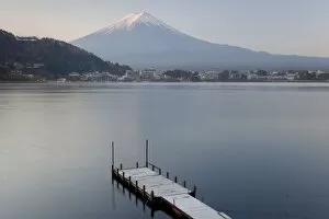 Images Dated 24th November 2005: Mt. Fuji & Lake Kawaguchi, Kansai region, Honshu, Japan