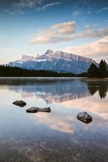 Images Dated 16th January 2018: Mt Rundle at sunrise, Two Jack lake, Banff National Park, Alberta, Canada