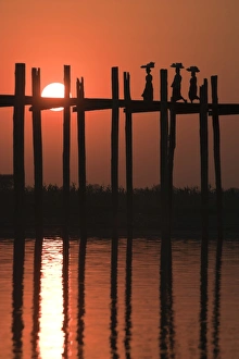 Images Dated 17th January 2005: Myanmar (Burma), Mandalay, Amarapura, Taugthaman Lake, U Bein Bridge