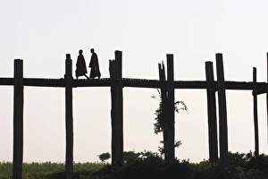 Images Dated 17th January 2005: Myanmar (Burma), Mandalay, Amarapura, Taugthaman Lake, U Bein Bridge
