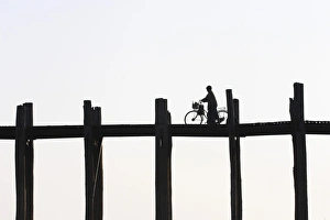 Images Dated 17th January 2005: Myanmar (Burma), Mandalay, Amarapura, Taugthaman Lake, U Bein Bridge