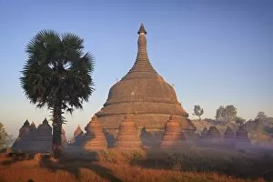 Images Dated 3rd December 2014: Myanmar (Burma), Rakhine State, Mrauk U Archaeological Site