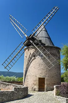 Old windmill in Goult, Vaucluse, Provence, France Old windmill in Goult, Vaucluse, Provence, France