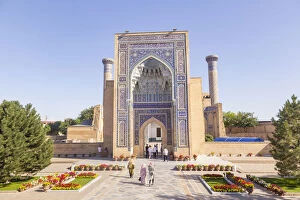 Peoples at Tamerlane, Timur, mausoleum in Samarkand. Sammarcanda, Uzbekistan