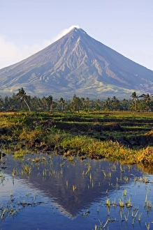 Philippines, Luzon Island, Bicol Province, Mount Mayon (2462m) Philippines, Luzon Island, Bicol Province, Mount Mayon (2462m)
