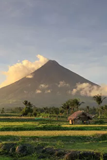 Images Dated 28th November 2014: Philippines, Souteastern Luzon, Bicol, Mayon Volcano