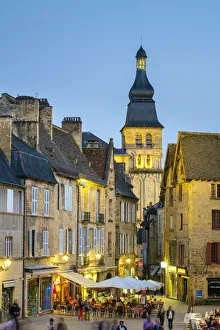 Place de la LibertA and tower of CathA drale Saint-Sacerdos at dusk, Sarlat-la-CanA da Place de la LibertA and tower of CathA drale Saint-Sacerdos at dusk, Sarlat-la-CanA da