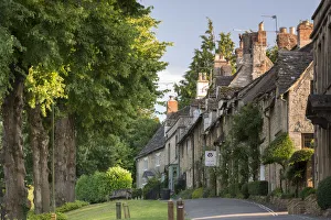 Pretty cottages along The Hill in the Cotswolds town of Burford, Oxfordshire, England Pretty cottages along The Hill in the Cotswolds town of Burford, Oxfordshire, England