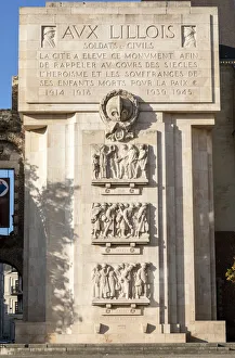 Rihour Palace and the Aux Lillois Victims of the Wars Monument, Rihour Square, Lille Rihour Palace and the Aux Lillois Victims of the Wars Monument, Rihour Square, Lille