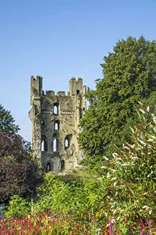 Helmsley Gallery: Ruined castle at Helmsley, Yorkshire, England, UK