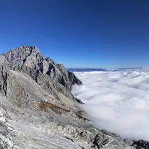 Sea of clouds at Jade Dragon Snow Mountain (Yulong Xueshan), Lijiang, Yunnan, China Sea of clouds at Jade Dragon Snow Mountain (Yulong Xueshan), Lijiang, Yunnan, China