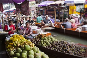South East Asia, Thailand, Ratchaburi province, fruit vendors at the Damnoen Saduak South East Asia, Thailand, Ratchaburi province, fruit vendors at the Damnoen Saduak
