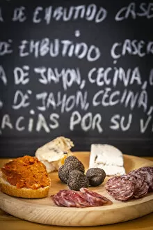 Spain, Aragon, Mora de Rubielos, Tasting in a gourmet shop in Mora de Rubielos