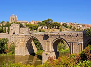 Spain, Castile La Mancha, Toledo, San Martins Bridge and Tagus River