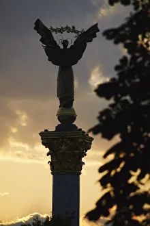 Statue in Independence Square (Maydan Nezalezhnosti) at sunset, Kiev, Ukraine Statue in Independence Square (Maydan Nezalezhnosti) at sunset, Kiev, Ukraine