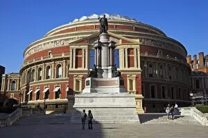 Images Dated 21st September 2006: The statue of Prince Albert standing outside the Albert Hall