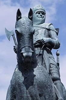 Helmet Collection: The statue of Robert the Bruce, at the Bruce Monument at Bannockburn