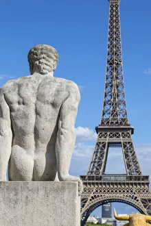 Statues in the Jardins du Trocadero & Eiffel Tower, Paris, France Statues in the Jardins du Trocadero & Eiffel Tower, Paris, France