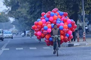 Images Dated 4th June 2013: Street Vendor carrying balloons on the back of his bicycle, Delhi, National Capital