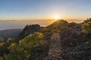 Images Dated 30th August 2018: Sunrise over the clouds on the trail to Pico Ruivo