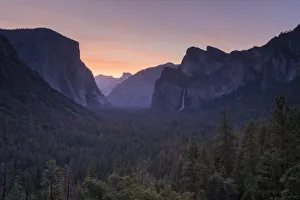 Sunrise over El Capitain and Yosemite Valley from Tunnel View, Yosemite National Park Sunrise over El Capitain and Yosemite Valley from Tunnel View, Yosemite National Park