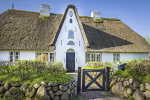 Sylt Gallery: Thatched-roof house with Friesenwall in Kampen, Sylt, Schleswig-Holstein, Germany